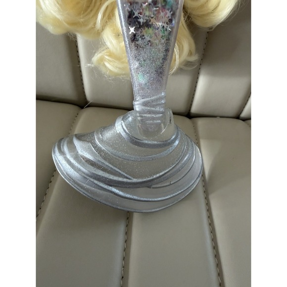 Mermaze Mermaidz Winter Waves Gwen Fashion Doll Color Change/Glitter Tail MGA - Picture 4 of 7